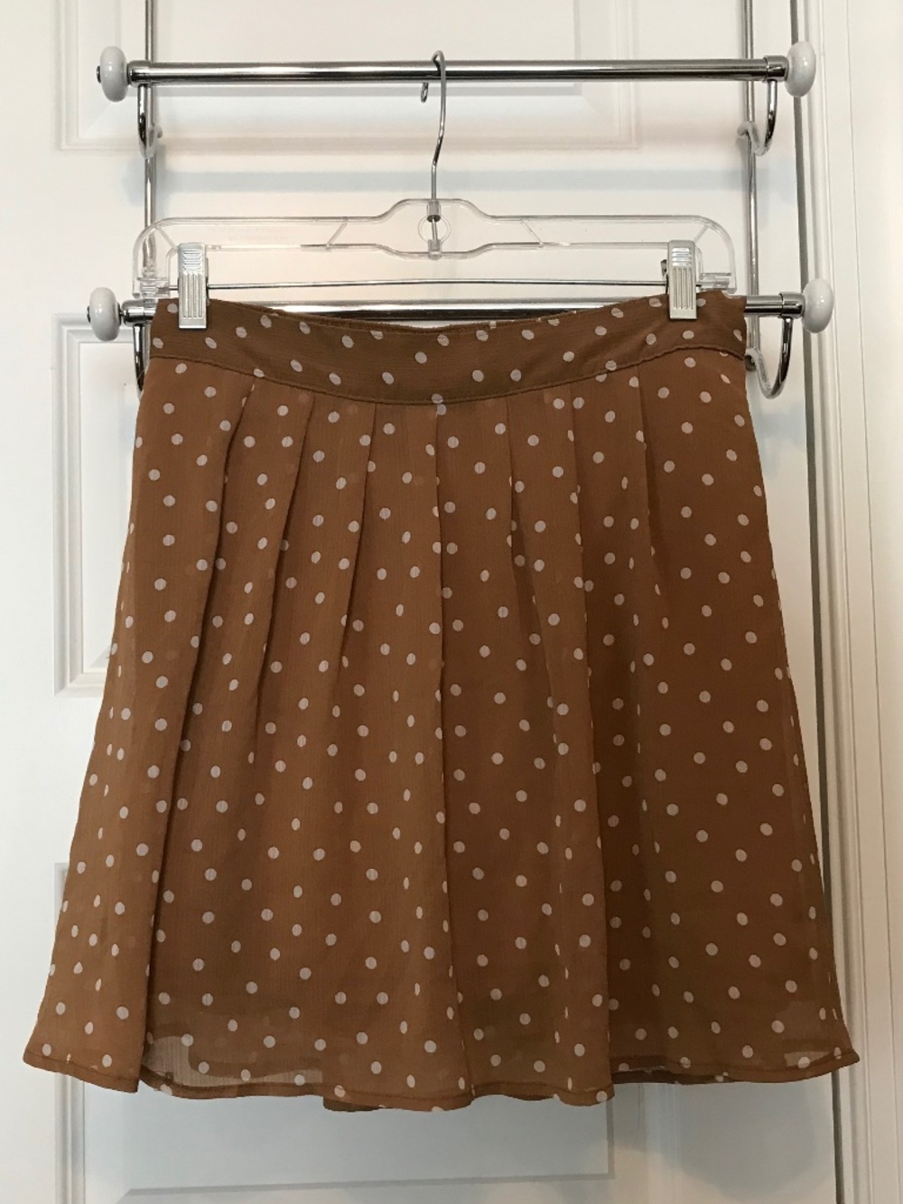 Old Navy brown stretchy flirty pleated miniskirt with white polka dots (XS)